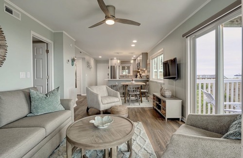 Wilmington Beach Condominio | Newly Renovated Ocean Front Condo with Wrap Around Deck and Private Beach Access