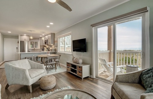 Wilmington Beach Condominio | Newly Renovated Ocean Front Condo with Wrap Around Deck and Private Beach Access