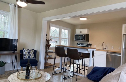 Hendersonville Cabaña | Recién renovado 1 BR / 1 BA Cottage cerca del centro de Hendersonville-600 sq. Ft.