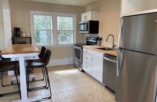 Hendersonville Cabaña | Recién renovado 1 BR / 1 BA Cottage cerca del centro de Hendersonville-600 sq. Ft.