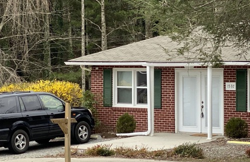 Hendersonville Cabaña | Recién renovado 1 BR / 1 BA Cottage cerca del centro de Hendersonville-600 sq. Ft.
