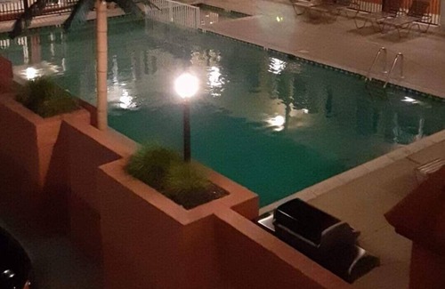 North Wildwood Condominio | Condominio recientemente renovado de dos dormitorios, bloque de playa con piscina.