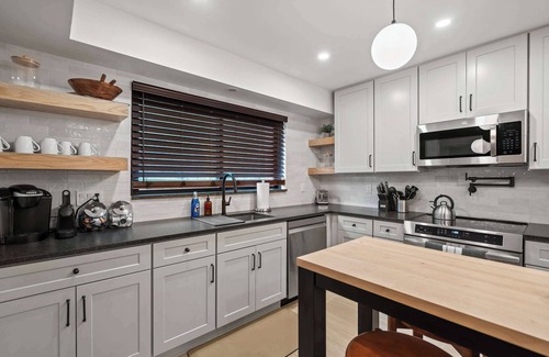 Rochester Hills Casa | Newly Renovated 5BR/2.5BA w/ Jacuzzi!