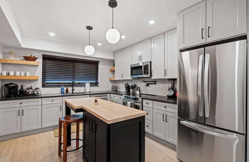 Rochester Hills Casa | Newly Renovated 5BR/2.5BA w/ Jacuzzi!