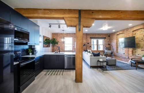 Rio Grande Apartamento | Newly Renovated Industrial Modern Downtown Loft