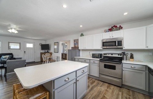 Sandbridge Cabaña | NEWLY RENOVATED Sandbridge Beach Home | Heated Pool & Steps to Ocean!
