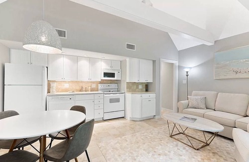 West Beach Condominio | Newly Renovated Villa Steps From the Beach!