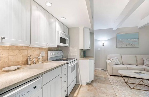 West Beach Condominio | Newly Renovated Villa Steps From the Beach!