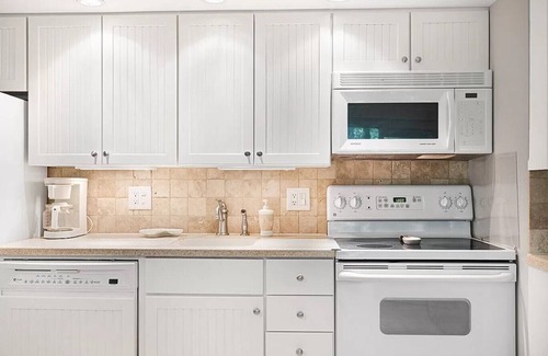 West Beach Condominio | Newly Renovated Villa Steps From the Beach!