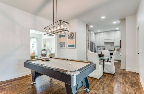 Central Oklahoma City Casa | Newly Renovated Villa|🚶1min from Plaza District|Hot Tub|🎱Pool Table|🐶Friendly