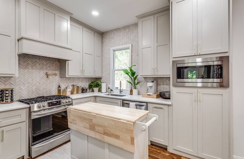 Central Oklahoma City Casa | Newly Renovated Villa|🚶1min from Plaza District|Hot Tub|🎱Pool Table|🐶Friendly