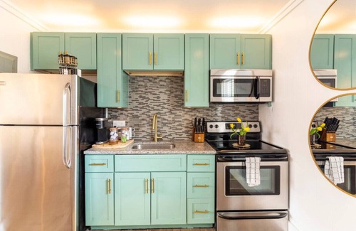 Woodland in Waverly Condominio | NEWLY RENOVATED! Vibrant Exciting Nash Condo+ Pool