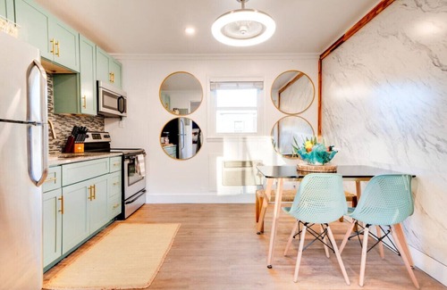 Woodland in Waverly Condominio | NEWLY RENOVATED! Vibrant Exciting Nash Condo+ Pool