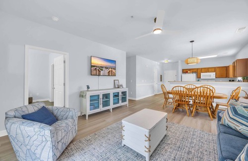 North Myrtle Beach Condominio | Newly Updated Condo for Beach Pool and Golf Lovers