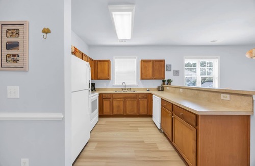 North Myrtle Beach Condominio | Newly Updated Condo for Beach Pool and Golf Lovers