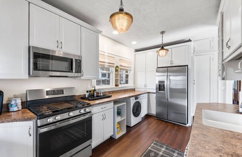Michigan City Casa | Newly Updated Designer 5 Bd/2 Ba home in the heart of Michigan City - Sleeps 12