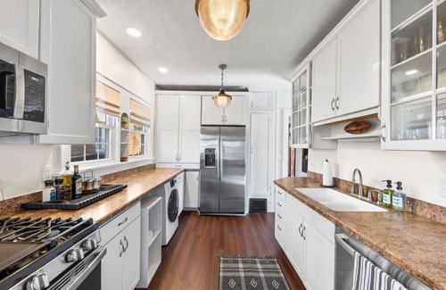 Michigan City Casa | Newly Updated Designer 5 Bd/2 Ba home in the heart of Michigan City - Sleeps 12