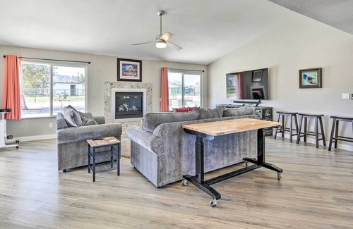 Golden Hills Casa | Newly Updated, Dog-Friendly Peakview House!
