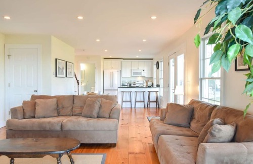 Orleans Casa | Newly updated spacious steps to water!