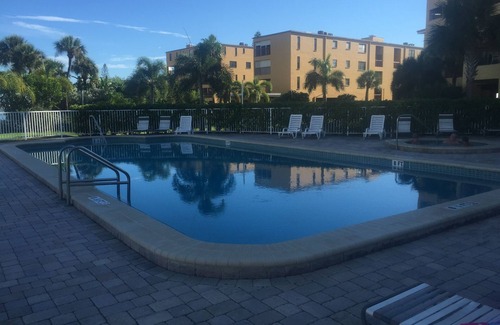 Treasure Island Condominio | Condominio grande en la planta superior con balcones del sur y oeste