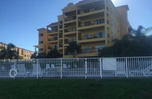 Treasure Island Condominio | Condominio grande en la planta superior con balcones del sur y oeste