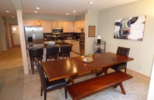 Sunriver Casa | Newly Updated Townhouse, 2 Master Suites, Hot Tub, Bikes
