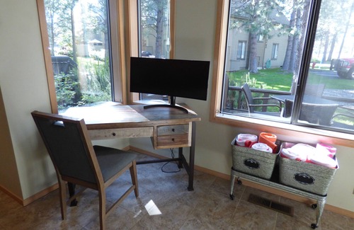 Sunriver Casa | Newly Updated Townhouse, 2 Master Suites, Hot Tub, Bikes