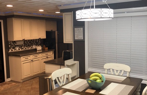 Farmington Casa | HERMOSA CASA PRIVADA ACTUALIZADA EN UN ACRE CON PATIO NATURAL CREEK