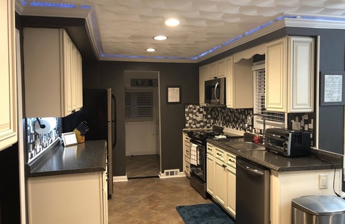 Farmington Casa | HERMOSA CASA PRIVADA ACTUALIZADA EN UN ACRE CON PATIO NATURAL CREEK