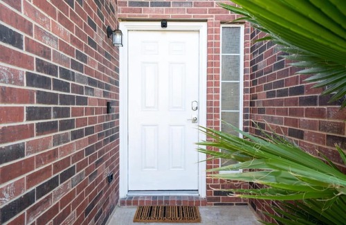 Barker Casa | Newly Upgraded w a quiet neighborhood