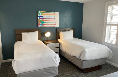 Yachting Village Complejo | Newport Harbor front Luxury Resort, Two Bedroom with indoor/outdoor pools