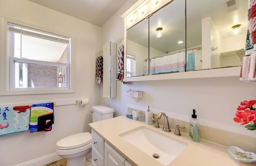Newport Casa | Newport Home w/ Private Balconies & Creek Access!