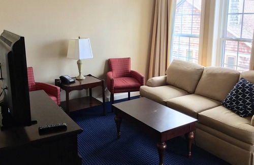 Yachting Village Complejo | Newport Onshore Resort 3 BR, 2 king beds, 2 twins, 2 Queen sofa, 3 full baths