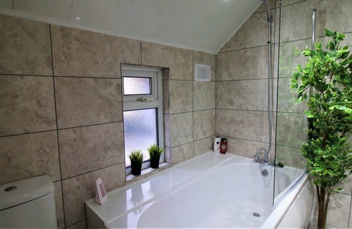Adamsdown Casa | Newport Road Terrace (Sleeps 10)