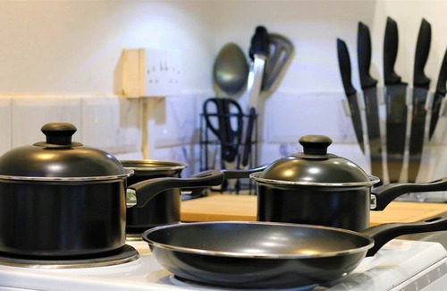 Adamsdown Casa | Newport Road Terrace (Sleeps 10)