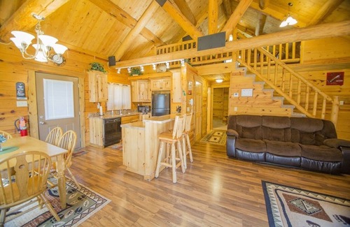 Hill City Cabina | Newton Creek Cabin | 3 Bed, 1 Bath with garage