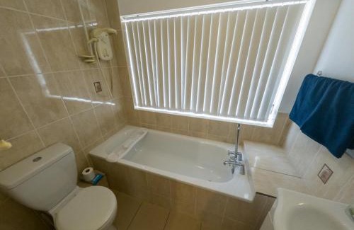 Newton Apartamento | NEWTON HEATH APARTMENT -750mtrs to beach - Spacious ground floor - Sleeps 6
