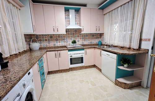San Juan de Aznalfarache Casa | Junto al Metro y ¡al Centro de Sevilla!Gran vivienda con piscina privada.
