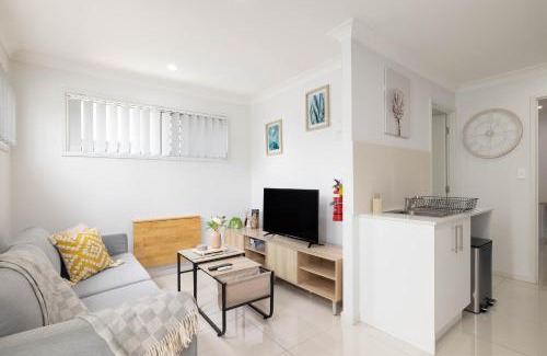 Rocklea Apartamento | Next to a Disk Golf Course! Shops! AirCon! 139AF1