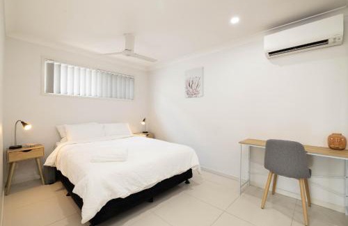 Rocklea Apartamento | Next to a Disk Golf Course! Shops! AirCon! 139AF1