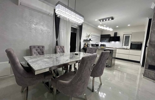 Bilice Villa | Familly house with heated pool WHITOUT CHEMICAL,jacuzzi&cinema projector