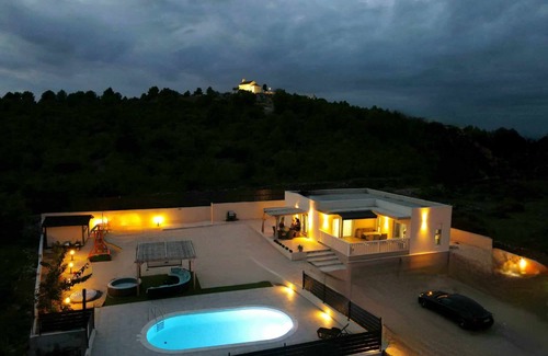 Bilice Villa | Familly house with heated pool WHITOUT CHEMICAL,jacuzzi&cinema projector