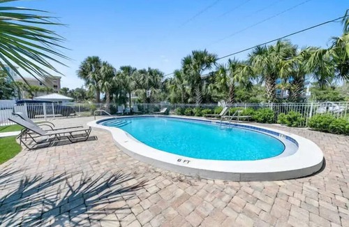 Seacrest Condominio | Ground floor gulf front beach Blue Tide condo between Alys beach & The Hub.