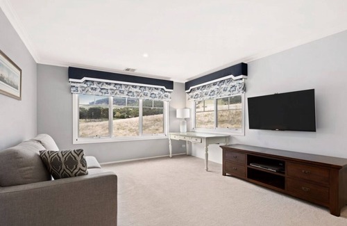 Lancefield Otro | Hamptons inspired Farmhouse getaway close to town.