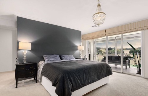 Lancefield Otro | Hamptons inspired Farmhouse getaway close to town.