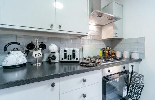 Hull Casa | Nhyira Private Parking CHic Three Bedrooms Garage 2 Shower rooms Classy Home