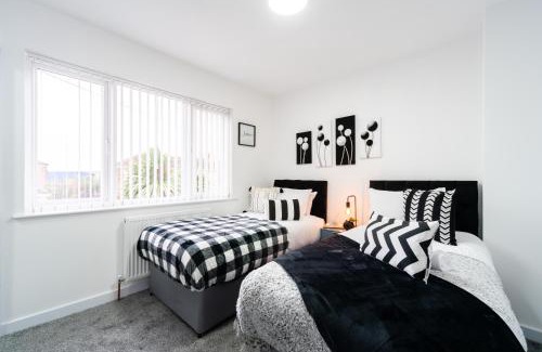 Hull Casa | Nhyira Private Parking CHic Three Bedrooms Garage 2 Shower rooms Classy Home