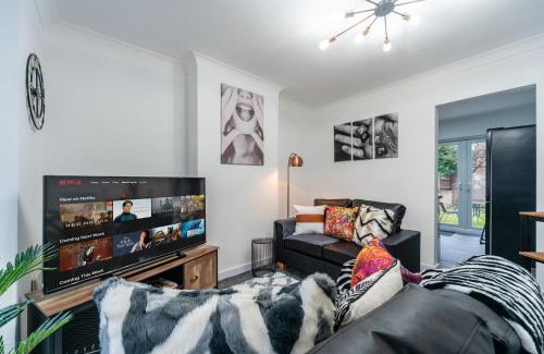Hull Casa | Nhyira Private Parking CHic Three Bedrooms Garage 2 Shower rooms Classy Home