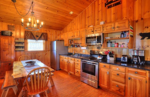 Rangeley Plantation Cabina | Niboban Cabin #8 -Two floors and pet friendly!