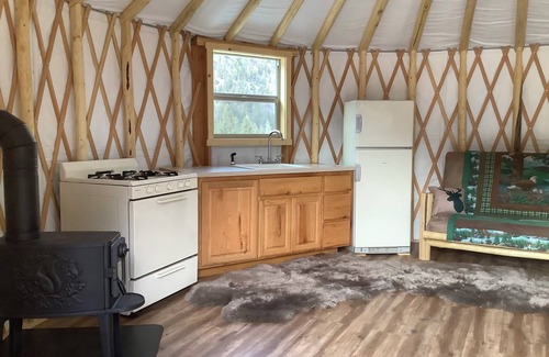 Drummond Cabina | Nice 1-bedroom off grid yurt no Wi-Fi yurt 22 miles up Rock creek.